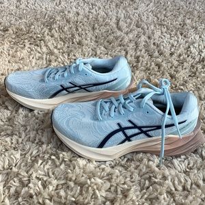 BRAND NEW ASICS Novablast 3 in color sky/cream